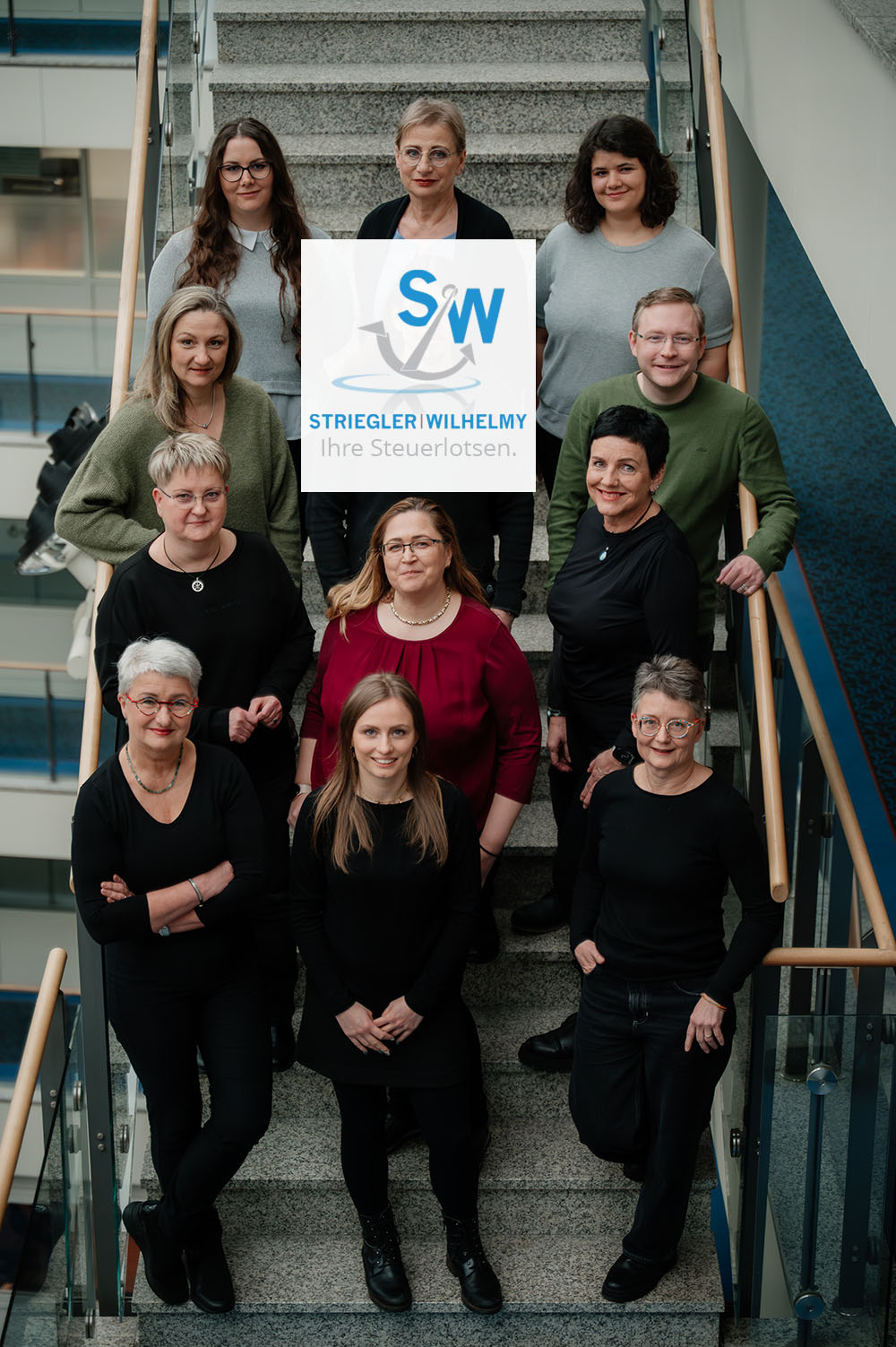 Teamfoto der Steuerkanzlei Striegler Wilhelmy Steuerberater - 11 Personen auf einer Treppen